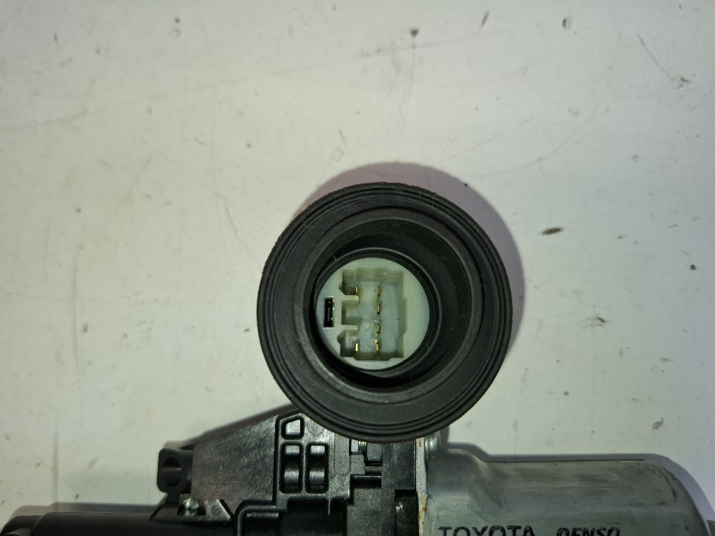 Toyota Yaris (XP130) bal hátsó ablakemelõ motor 857100D100 AV2621002330 4. kép