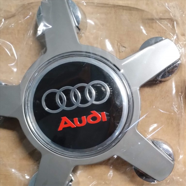 Audi alufelni közép kupak szett – 4F0 601 165, Színes Audi Logóval 1. kép