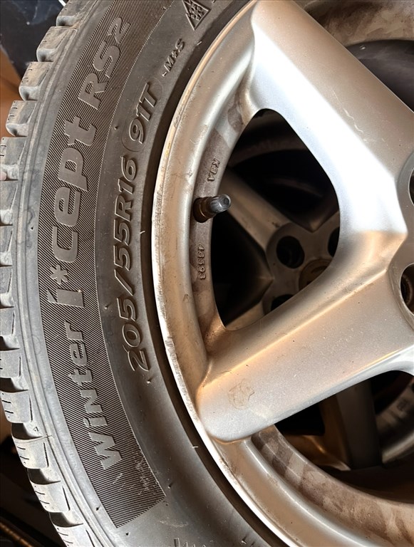  5x108 lyukosztású 16" használt Enzo alufelni, rajta 205/55 használt Hankook téli gumi gumi  2. kép