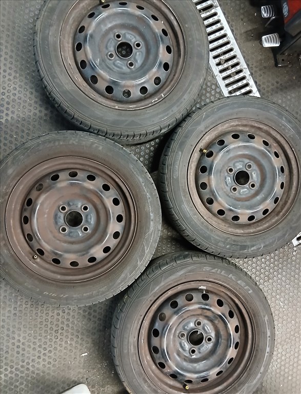  Toyota Yaris - Suzuki Swift 4x100 15" lemezfelni, rajta 185/60 használt Falken nyári gumik  2. kép