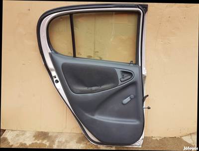 Toyota Yaris bal hátsó ajtó kompletten (1999-2005)