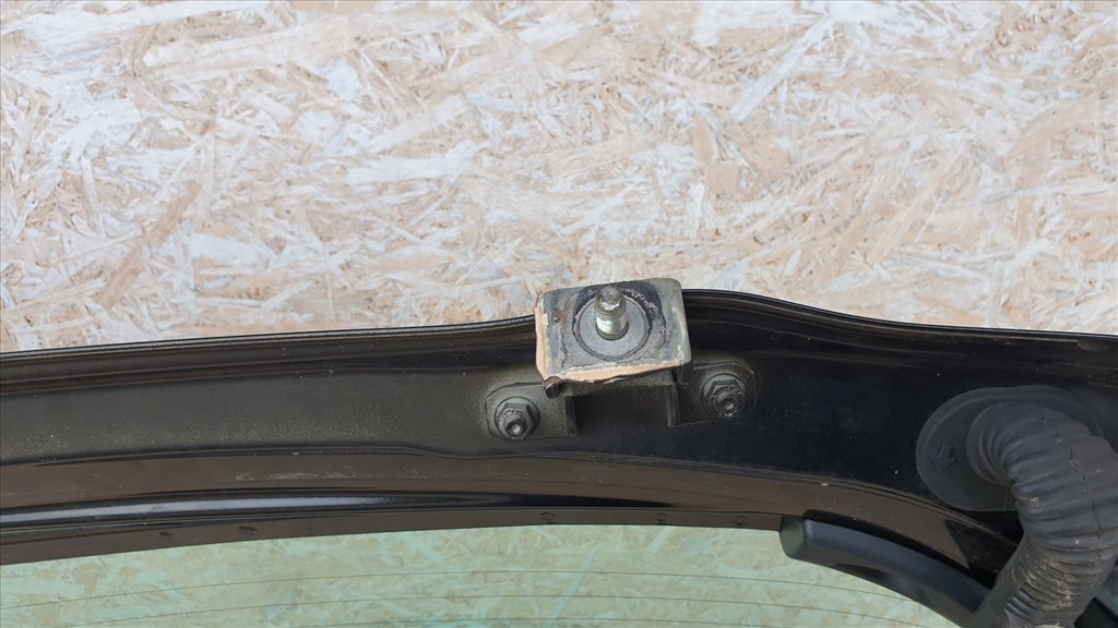 512315 Nissan Juke 2013, Csomagtérajtó, Komletten, Fekete. 12. kép