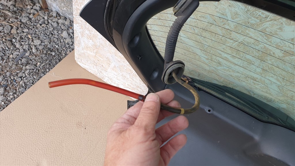 512315 Nissan Juke 2013, Csomagtérajtó, Komletten, Fekete. 15. kép