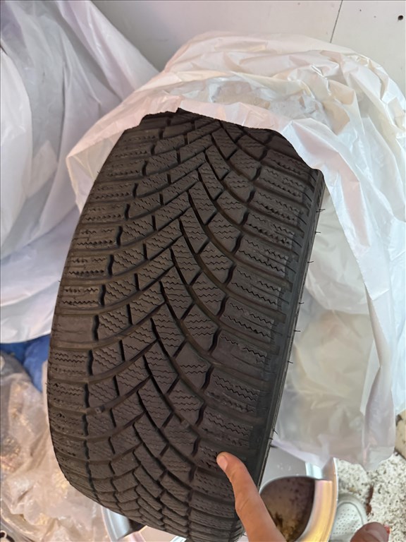  225/40 19" használt Bridgestone téli gumik 4db 6. kép