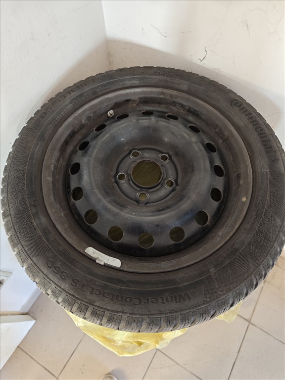  5x114.3 lyukosztású 16" használt lemezfelni, rajta 205/55 használt Continental wintercontact gumi  1. kép