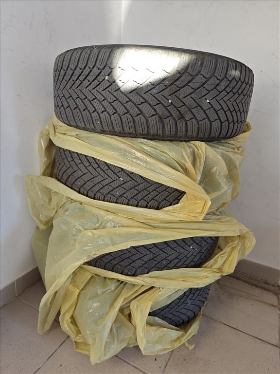  5x114.3 lyukosztású 16" használt lemezfelni, rajta 205/55 használt Continental wintercontact gumi  5. kép