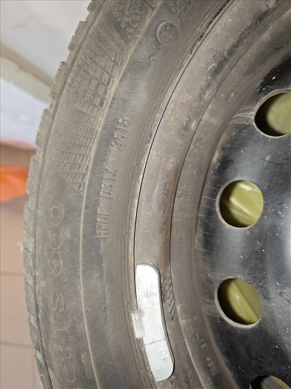  5x114.3 lyukosztású 16" használt lemezfelni, rajta 205/55 használt Continental wintercontact gumi  6. kép