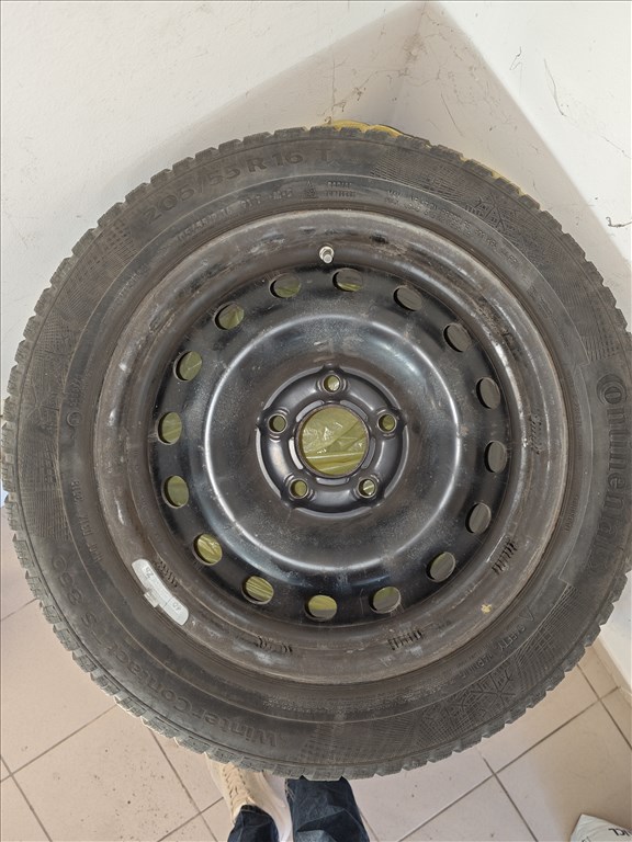  5x114.3 lyukosztású 16" használt lemezfelni, rajta 205/55 használt Continental wintercontact gumi  7. kép