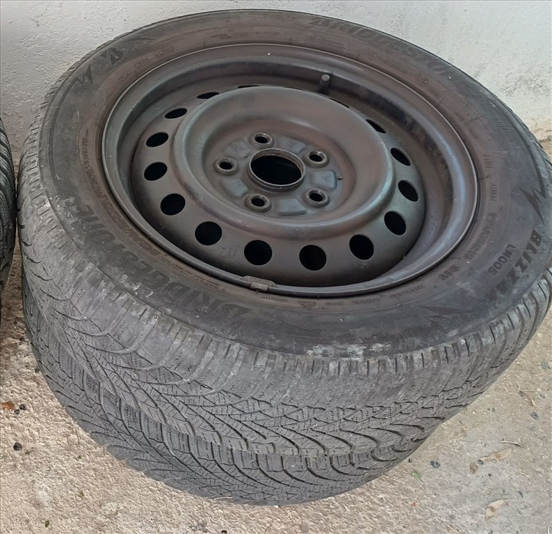  5x114.3 lyukosztású 15" használt lemezfelni, rajta 195/65 használt téli gumi gumi  2. kép