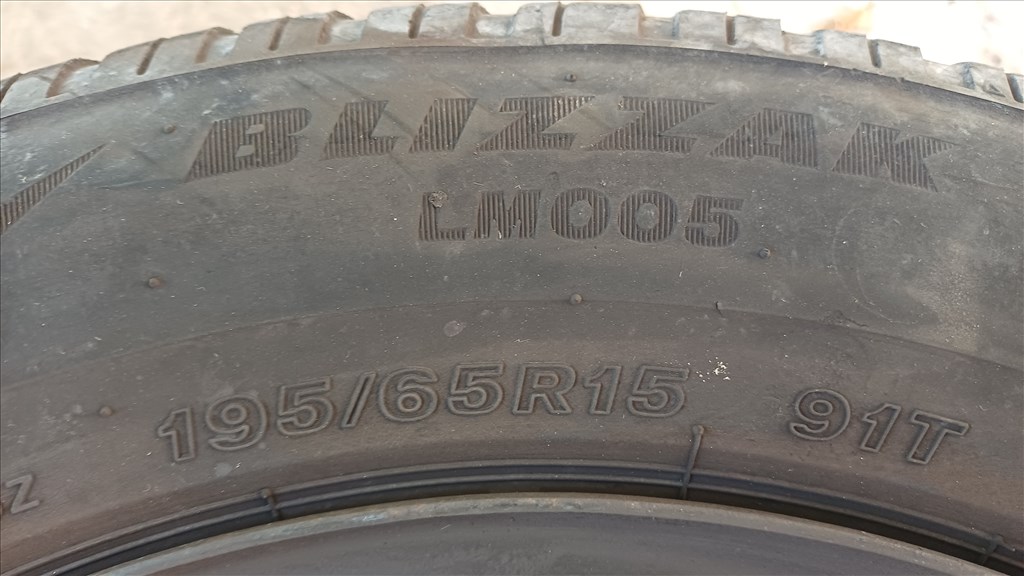  5x114.3 lyukosztású 15" használt lemezfelni, rajta 195/65 használt téli gumi gumi  4. kép