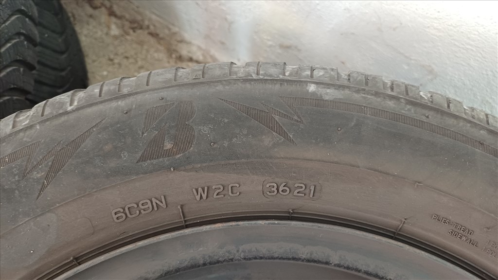  5x114.3 lyukosztású 15" használt lemezfelni, rajta 195/65 használt téli gumi gumi  6. kép