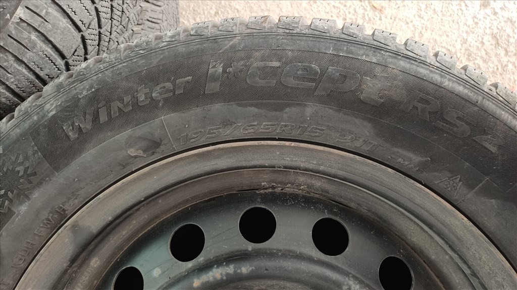  5x114.3 lyukosztású 15" használt lemezfelni, rajta 195/65 használt téli gumi gumi  7. kép