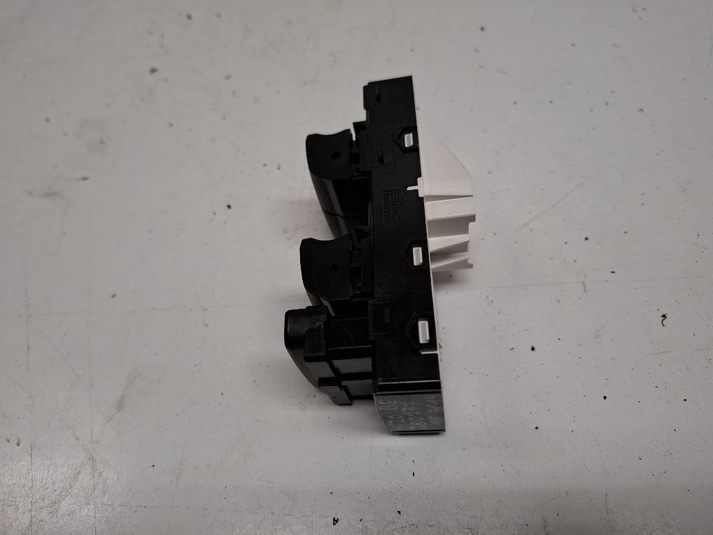 Hyundai I 20 (BC3/BI3) bal elsõ ablakemelõ kapcsoló 93571Q0210 2. kép