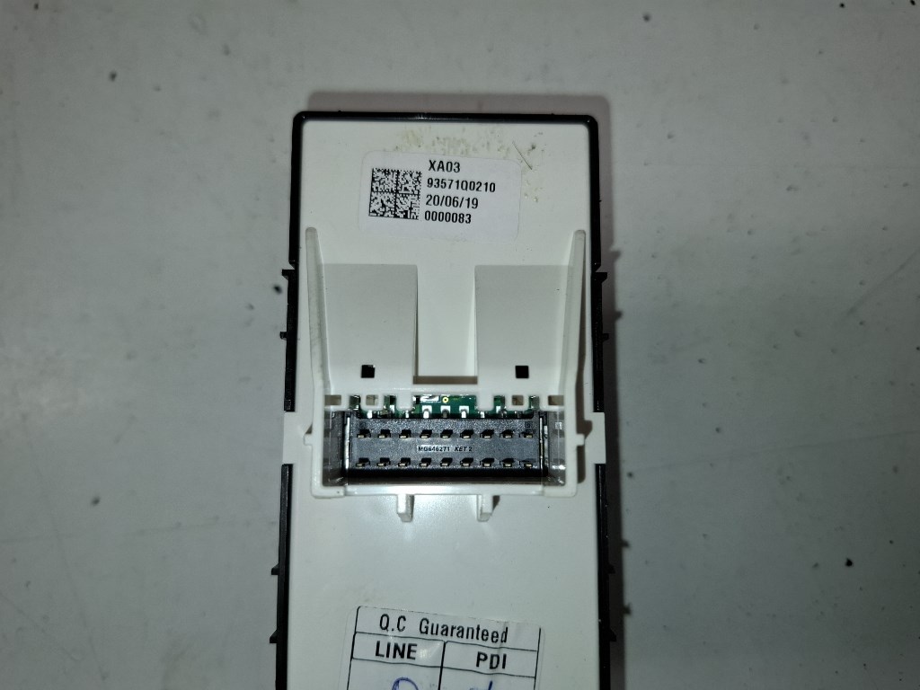 Hyundai I 20 (BC3/BI3) bal elsõ ablakemelõ kapcsoló 93571Q0210 3. kép