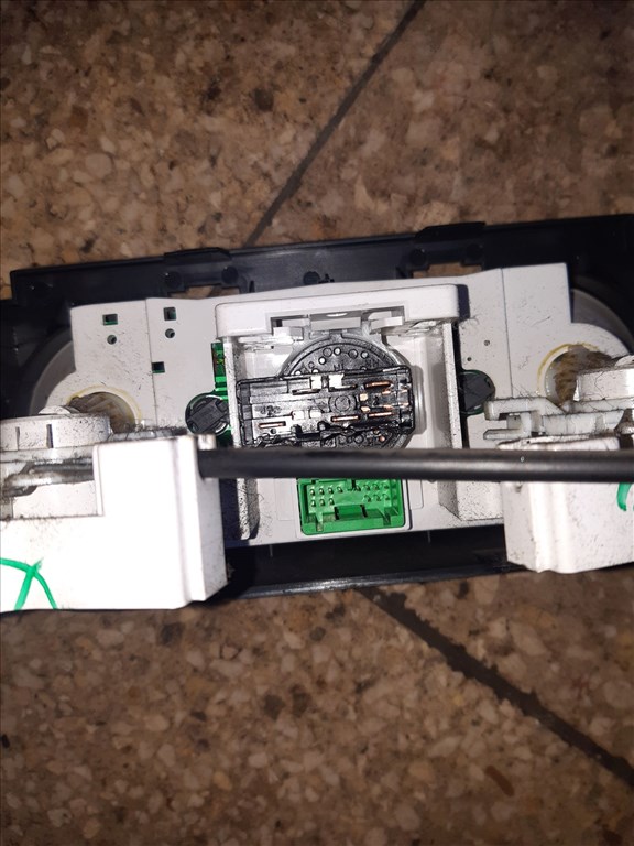 Suzuki Swift III 04-10 Fûtéskapcsoló 3. kép