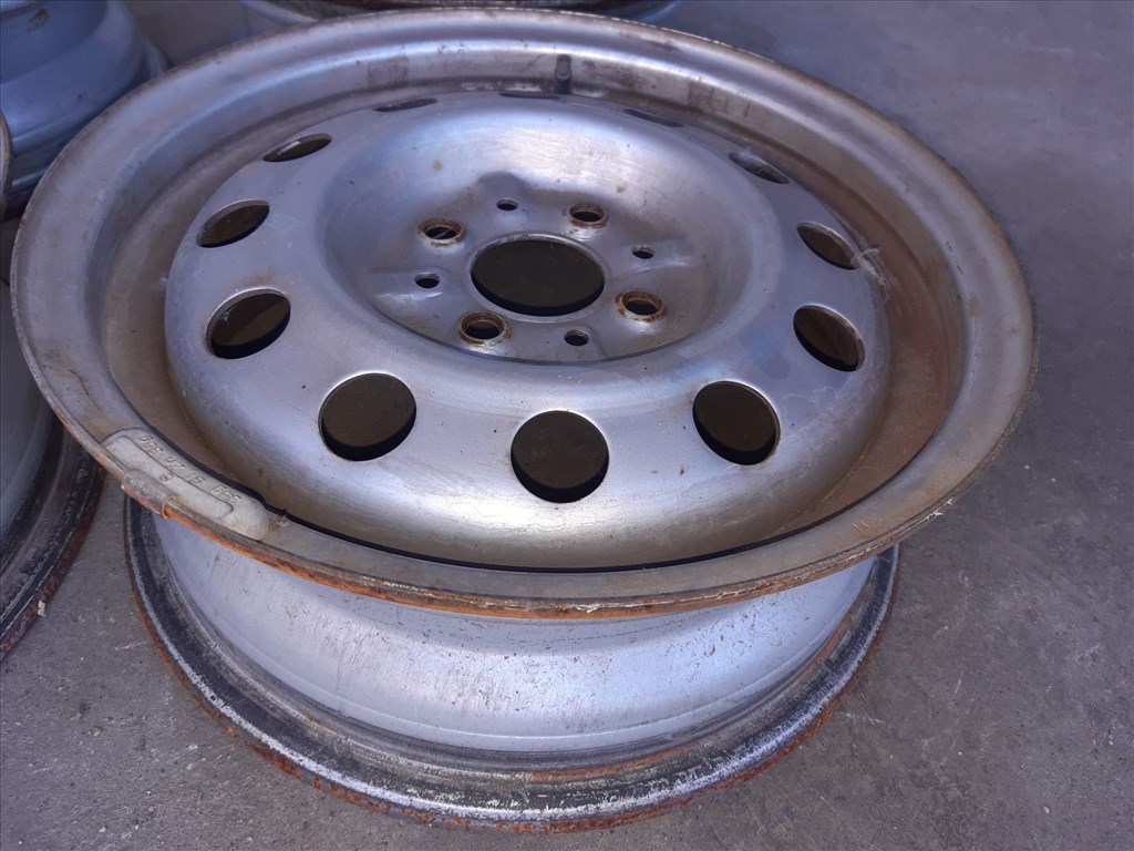 Lada 112 99-08 <p>Felni méret: 14"</p><p>Felni szélesség: 5.0</p><p>Furatszám: 4</p><p>Osztókör: 100.0</p><p>Állapot: Normál</p><p>Érdeklõdéskor hivatkozzon erre: KIN-40138</p><p>Bármire van szüksége hívjon bizalommal!<br>Kizárólag munkaidõben hétfõtõl - péntekig 8-12 13-16 óráig!<br>Alkatrészek széles választékban!<br>Hivatalos Regisztrált Autobontó Kecel!<br>Vásároljon Megbízható Helyrõl Beszerelési Garanciával Profiktól!</p> 22000 1. kép