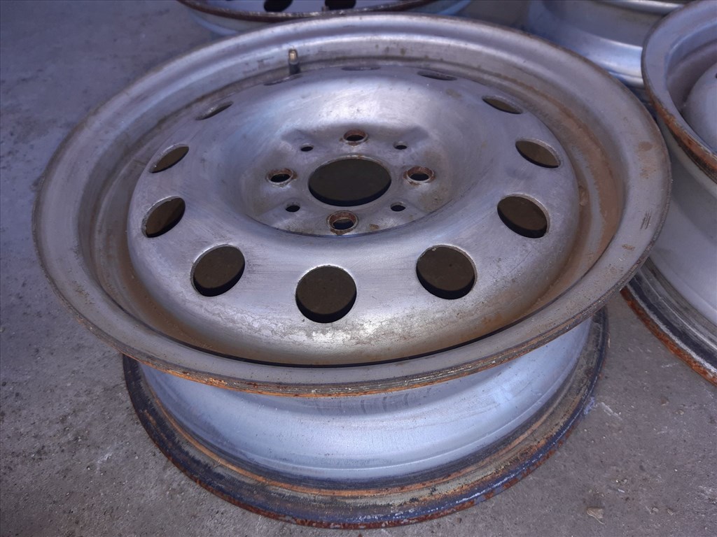 Lada 112 99-08 <p>Felni méret: 14"</p><p>Felni szélesség: 5.0</p><p>Furatszám: 4</p><p>Osztókör: 100.0</p><p>Állapot: Normál</p><p>Érdeklõdéskor hivatkozzon erre: KIN-40138</p><p>Bármire van szüksége hívjon bizalommal!<br>Kizárólag munkaidõben hétfõtõl - péntekig 8-12 13-16 óráig!<br>Alkatrészek széles választékban!<br>Hivatalos Regisztrált Autobontó Kecel!<br>Vásároljon Megbízható Helyrõl Beszerelési Garanciával Profiktól!</p> 22000 2. kép