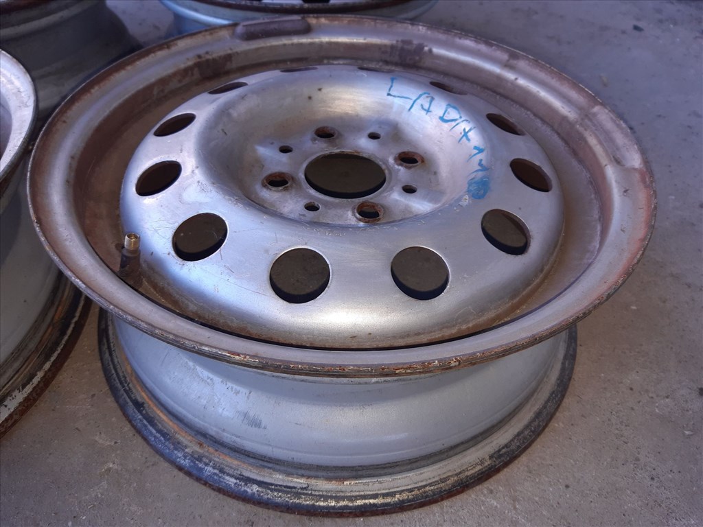 Lada 112 99-08 <p>Felni méret: 14"</p><p>Felni szélesség: 5.0</p><p>Furatszám: 4</p><p>Osztókör: 100.0</p><p>Állapot: Normál</p><p>Érdeklõdéskor hivatkozzon erre: KIN-40138</p><p>Bármire van szüksége hívjon bizalommal!<br>Kizárólag munkaidõben hétfõtõl - péntekig 8-12 13-16 óráig!<br>Alkatrészek széles választékban!<br>Hivatalos Regisztrált Autobontó Kecel!<br>Vásároljon Megbízható Helyrõl Beszerelési Garanciával Profiktól!</p> 22000 3. kép