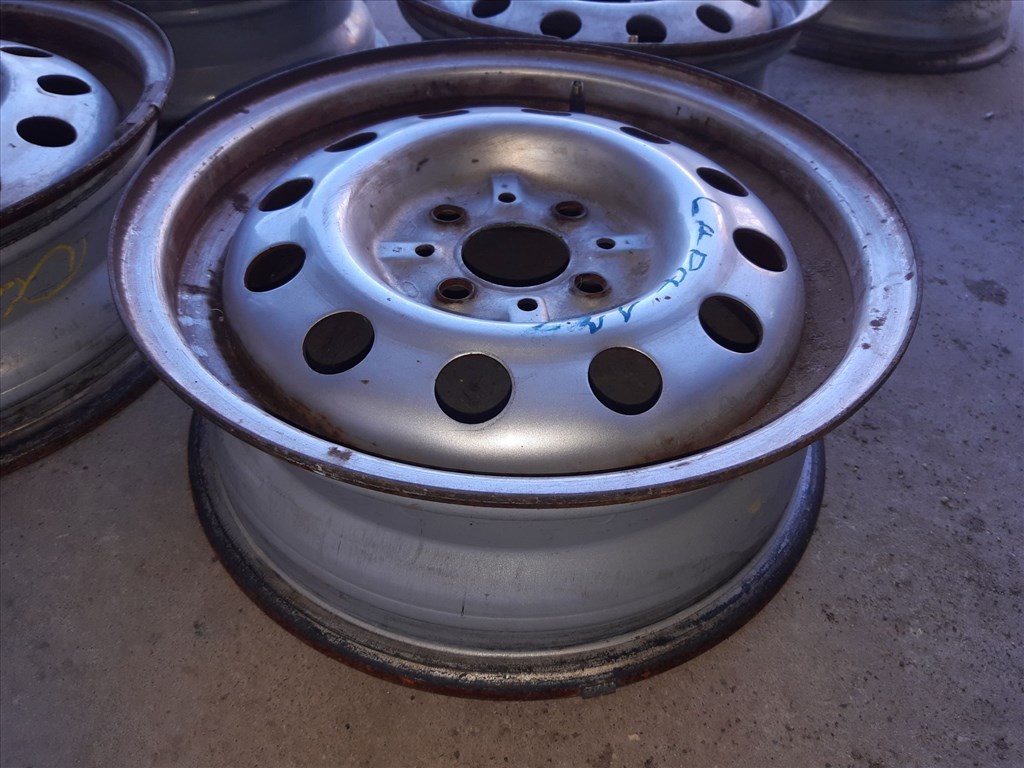 Lada 112 99-08 <p>Felni méret: 14"</p><p>Felni szélesség: 5.0</p><p>Furatszám: 4</p><p>Osztókör: 100.0</p><p>Állapot: Normál</p><p>Érdeklõdéskor hivatkozzon erre: KIN-40138</p><p>Bármire van szüksége hívjon bizalommal!<br>Kizárólag munkaidõben hétfõtõl - péntekig 8-12 13-16 óráig!<br>Alkatrészek széles választékban!<br>Hivatalos Regisztrált Autobontó Kecel!<br>Vásároljon Megbízható Helyrõl Beszerelési Garanciával Profiktól!</p> 22000 4. kép