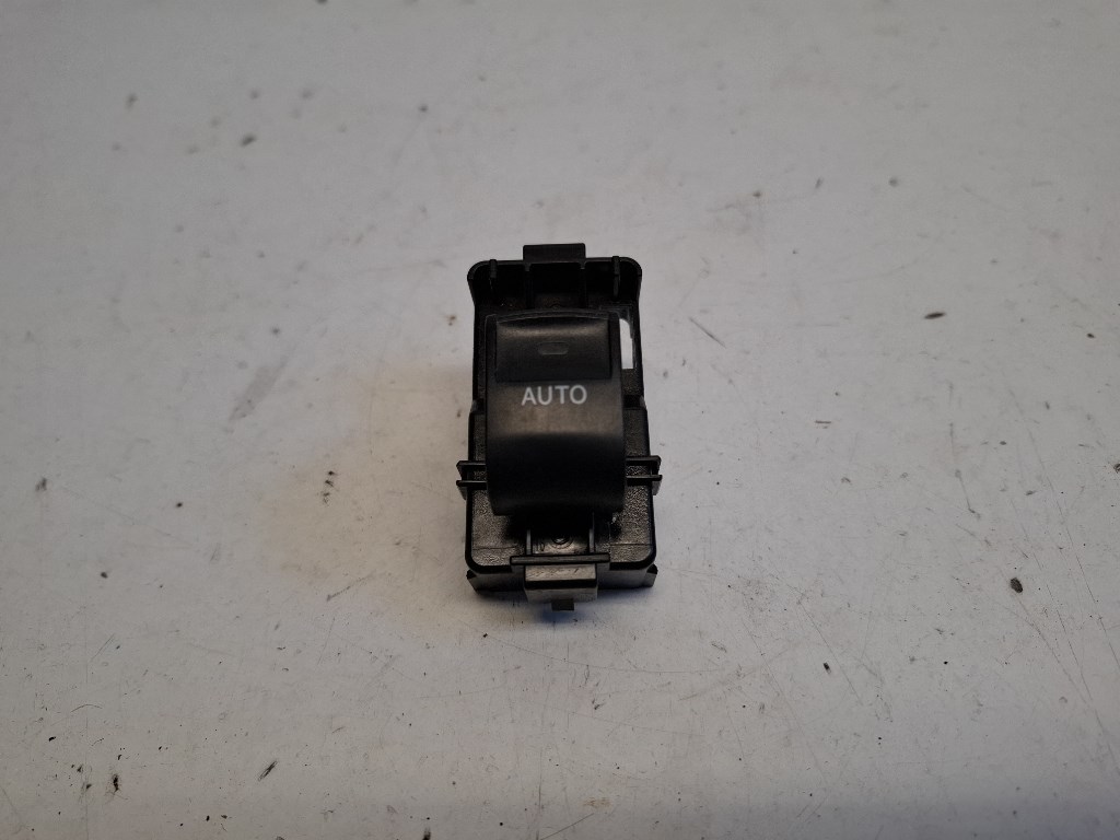 Toyota Prius Plus bal hátsó ablakemelõ kapcsoló 1. kép