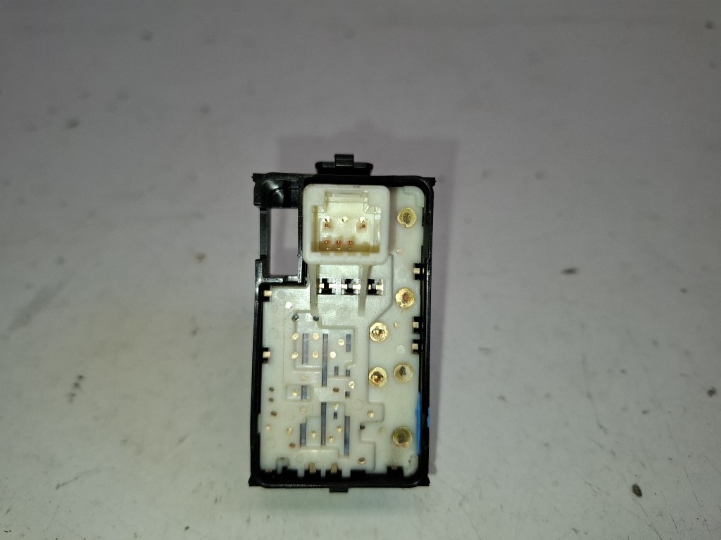 Toyota Prius Plus bal hátsó ablakemelõ kapcsoló 3. kép