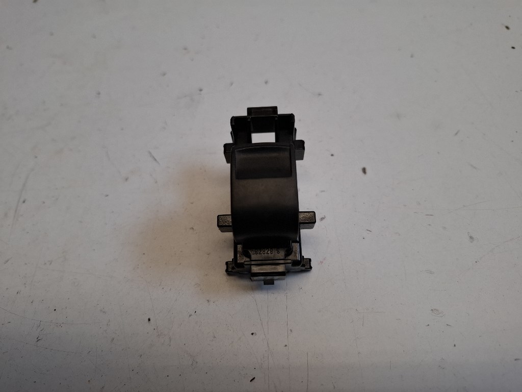 Toyota Yaris (XP130) bal hátsó ablakemelõ kapcsoló 1. kép