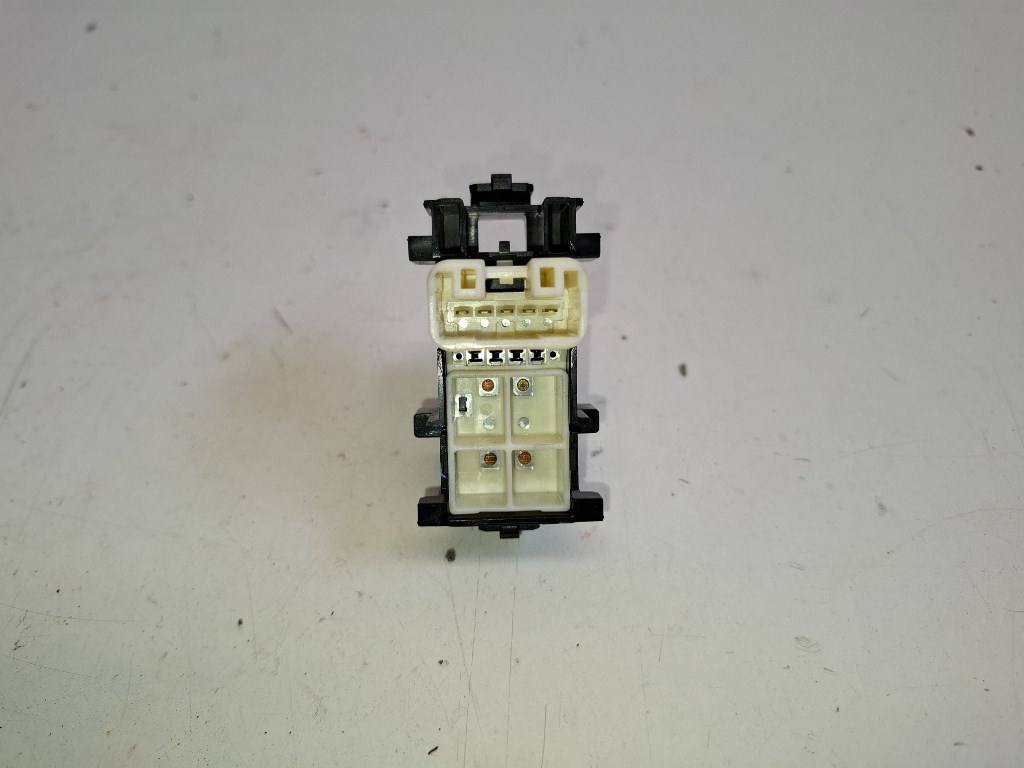 Toyota Yaris (XP130) bal hátsó ablakemelõ kapcsoló 3. kép