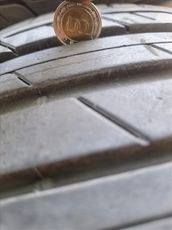  225/4517" használt Bridgestone nyári gumi gumi 1. kép