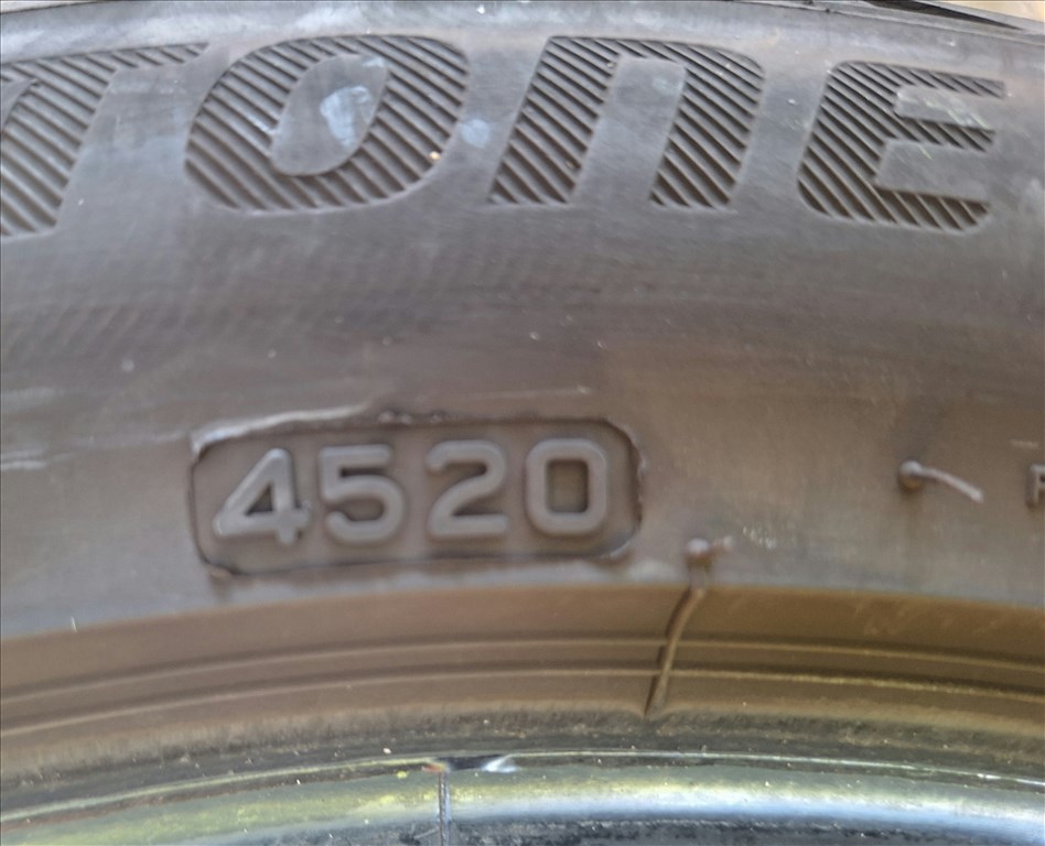  225/4517" használt Bridgestone nyári gumi gumi 2. kép