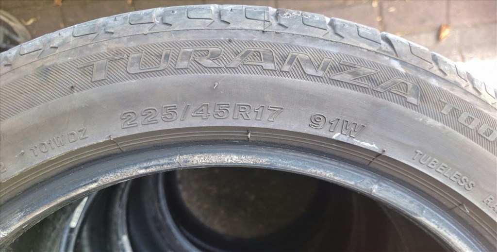  225/4517" használt Bridgestone nyári gumi gumi 5. kép