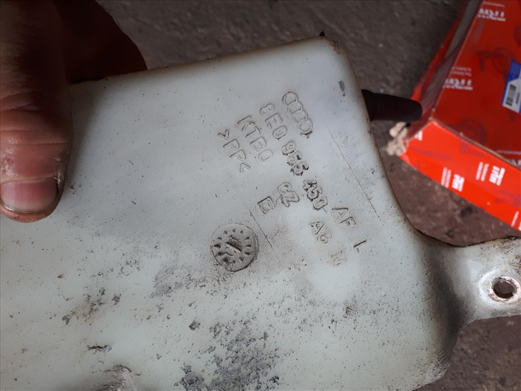 Audi A4 (B6) 1.8T ablakmosó folyadék tartály lámpamosós 8E0 955 453   8e0955453 5. kép