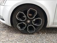 Skoda Xtreme gyári RS R19 alufelni, rajta 225/35 újszerű Uniroyal nyári gumi 