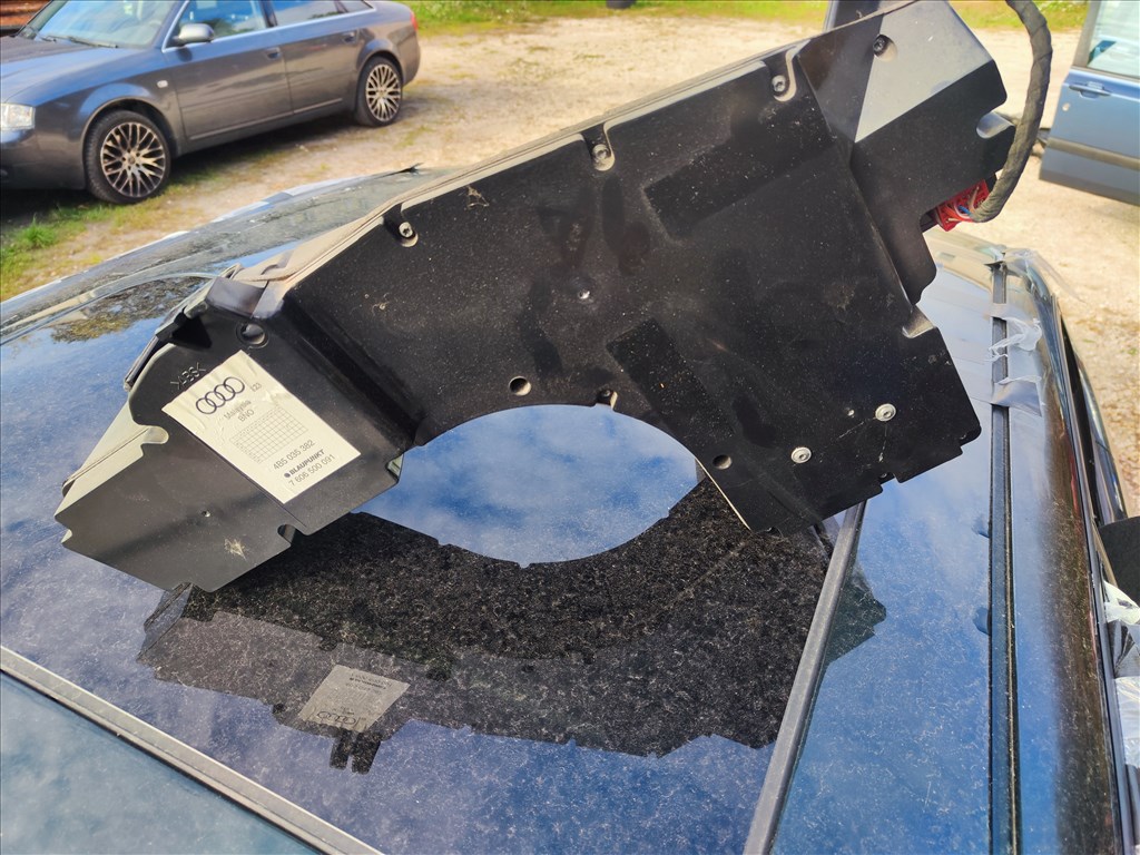 Audi A6 C5 Sedan mélyláda beépített erősítővel 1. kép