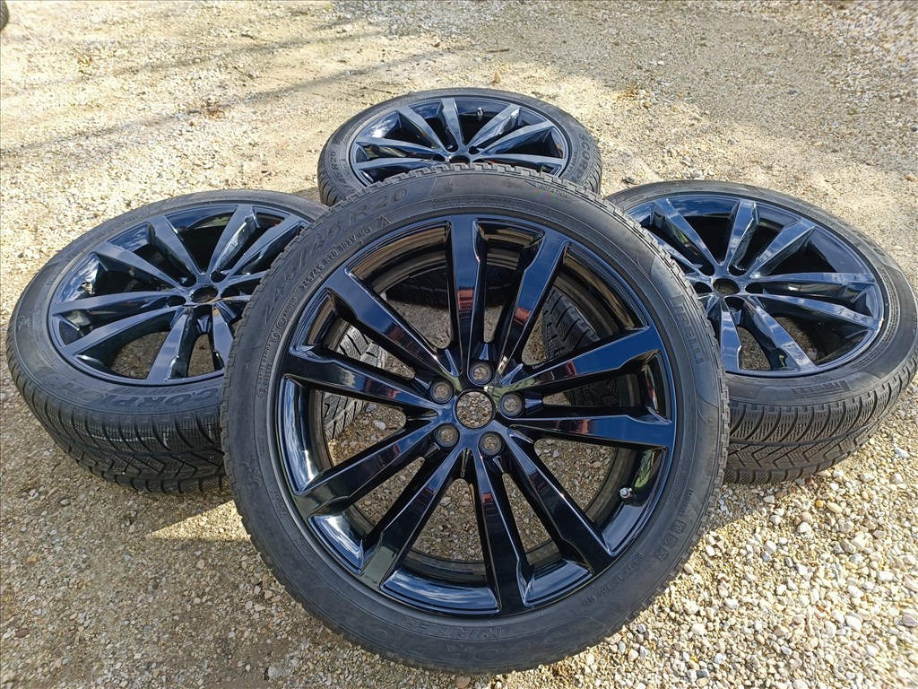 20" Gyári  Jaguar E-Pace alufelni szett , rajta 245/45 R20 Pirelli téli gumikkal szenzorral  1. kép
