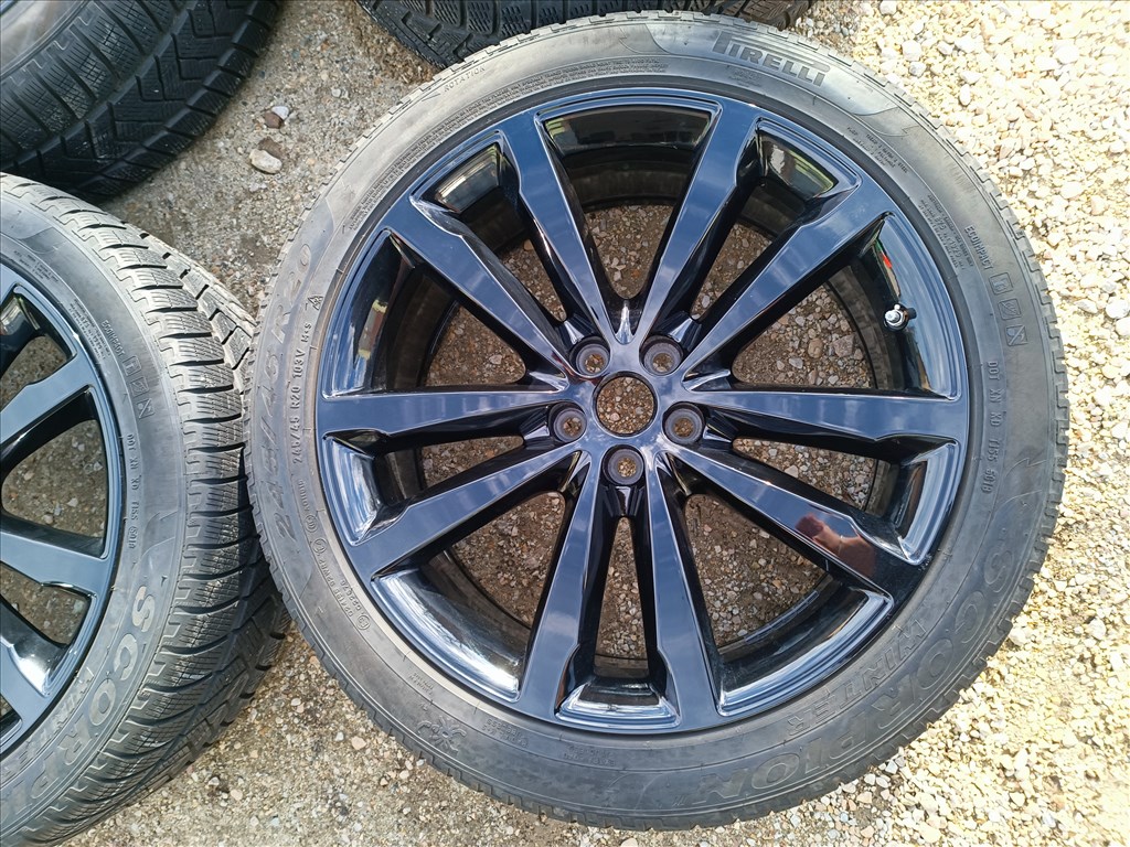 20" Gyári  Jaguar E-Pace alufelni szett , rajta 245/45 R20 Pirelli téli gumikkal szenzorral  3. kép