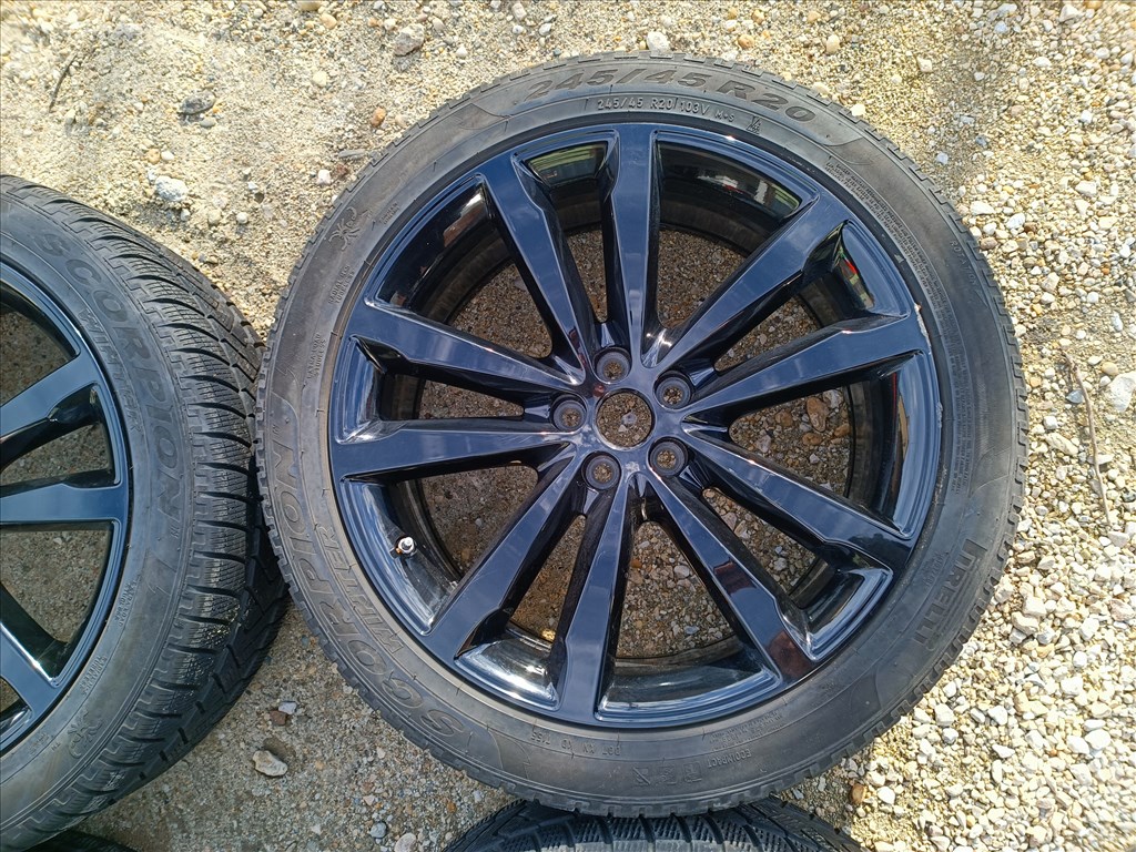 20" Gyári  Jaguar E-Pace alufelni szett , rajta 245/45 R20 Pirelli téli gumikkal szenzorral  5. kép