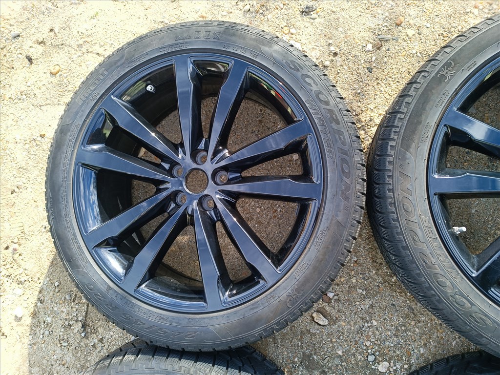 20" Gyári  Jaguar E-Pace alufelni szett , rajta 245/45 R20 Pirelli téli gumikkal szenzorral  6. kép
