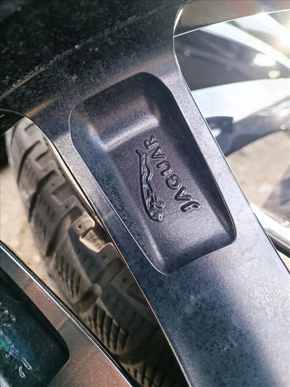 20" Gyári  Jaguar E-Pace alufelni szett , rajta 245/45 R20 Pirelli téli gumikkal szenzorral  7. kép