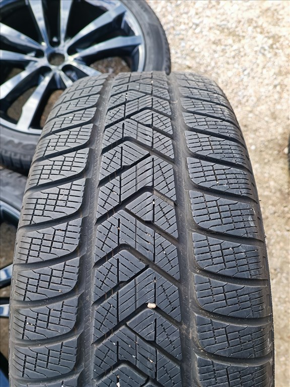 20" Gyári  Jaguar E-Pace alufelni szett , rajta 245/45 R20 Pirelli téli gumikkal szenzorral  8. kép