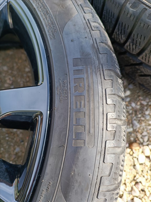 20" Gyári  Jaguar E-Pace alufelni szett , rajta 245/45 R20 Pirelli téli gumikkal szenzorral  9. kép