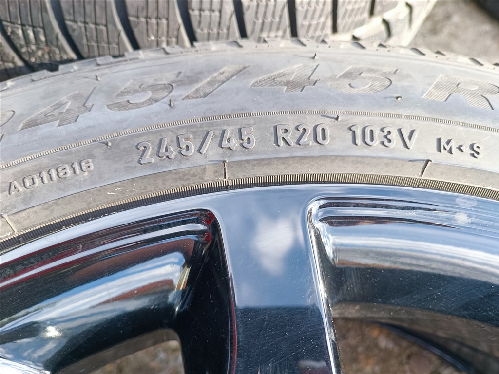 20" Gyári  Jaguar E-Pace alufelni szett , rajta 245/45 R20 Pirelli téli gumikkal szenzorral  10. kép