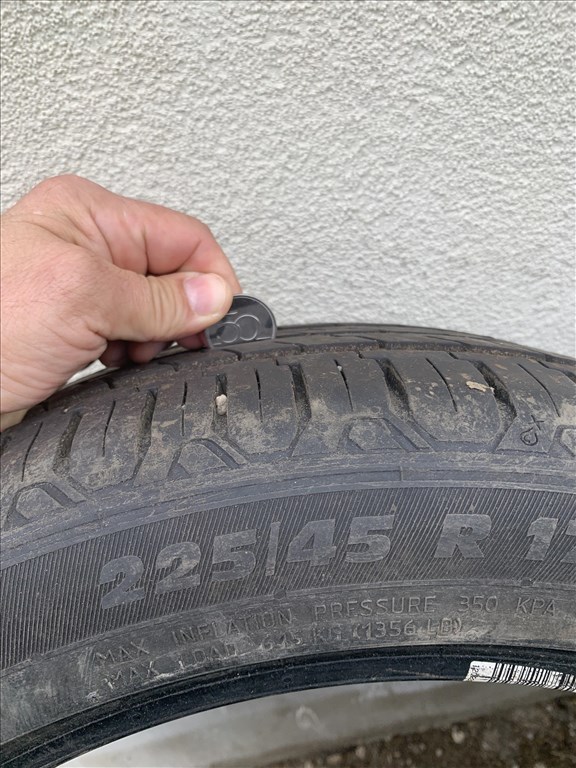  225/4517"  alig használt Points nyári gumi gumi 1. kép