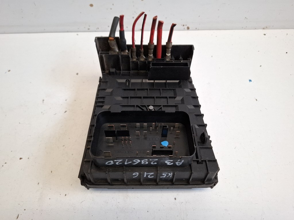 Audi A3 (8P) biztosítéktábla motortér 1K0937125A 2. kép