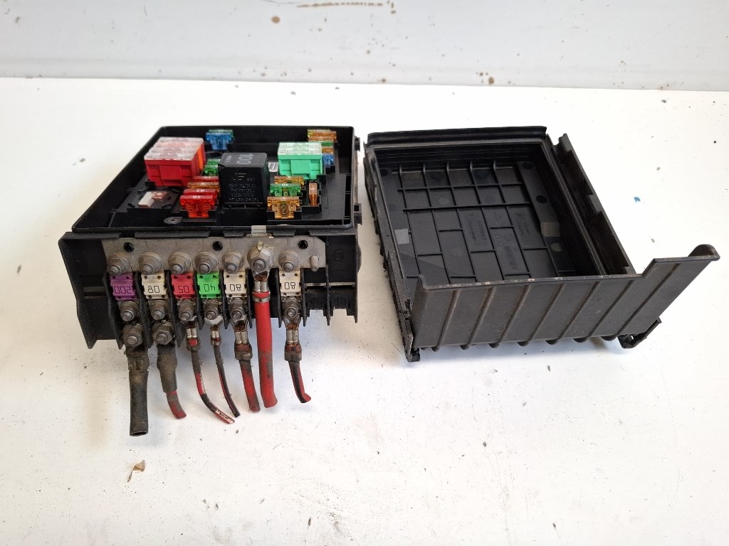 Audi A3 (8P) biztosítéktábla motortér 1K0937125A 4. kép