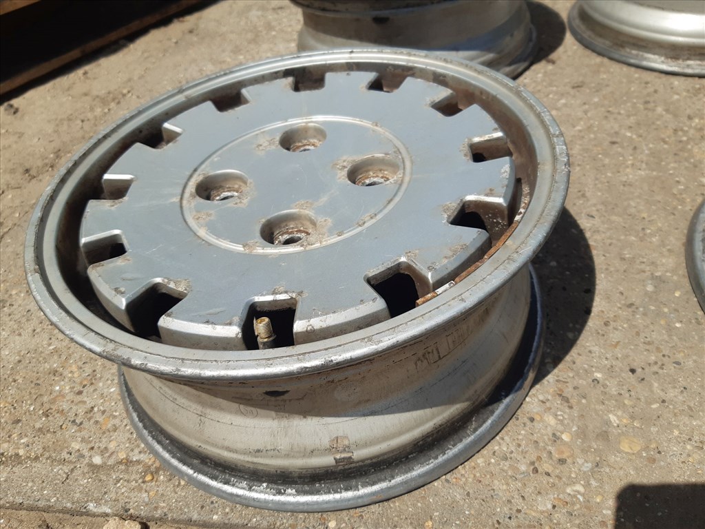 Peugeot 205 <p>Gyáriszám:<br>91 204 332 80</p><p>Felni méret: 13"</p><p>Felni szélesség: 5.0</p><p>Furatszám: 4</p><p>Osztókör: 108.0</p><p>ET szám: ET28</p><p>Agy Átmérõ: 65.1</p><p>Állapot: Normál</p><p>Érdeklõdéskor hivatkozzon erre: KIN-40152</p><p>Bármire van szüksége hívjon bizalommal!<br>Kizárólag munkaidõben hétfõtõl - péntekig 8-12 13-16 óráig!<br>Alkatrészek széles választékban!<br>Hivatalos Regisztrált Autobontó Kecel!<br>Vásároljon Megbízható Helyrõl Beszerelési Garanciával Profiktól!</p> 45000 2. kép