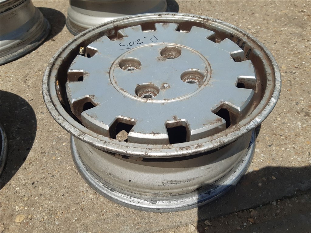 Peugeot 205 <p>Gyáriszám:<br>91 204 332 80</p><p>Felni méret: 13"</p><p>Felni szélesség: 5.0</p><p>Furatszám: 4</p><p>Osztókör: 108.0</p><p>ET szám: ET28</p><p>Agy Átmérõ: 65.1</p><p>Állapot: Normál</p><p>Érdeklõdéskor hivatkozzon erre: KIN-40152</p><p>Bármire van szüksége hívjon bizalommal!<br>Kizárólag munkaidõben hétfõtõl - péntekig 8-12 13-16 óráig!<br>Alkatrészek széles választékban!<br>Hivatalos Regisztrált Autobontó Kecel!<br>Vásároljon Megbízható Helyrõl Beszerelési Garanciával Profiktól!</p> 45000 3. kép