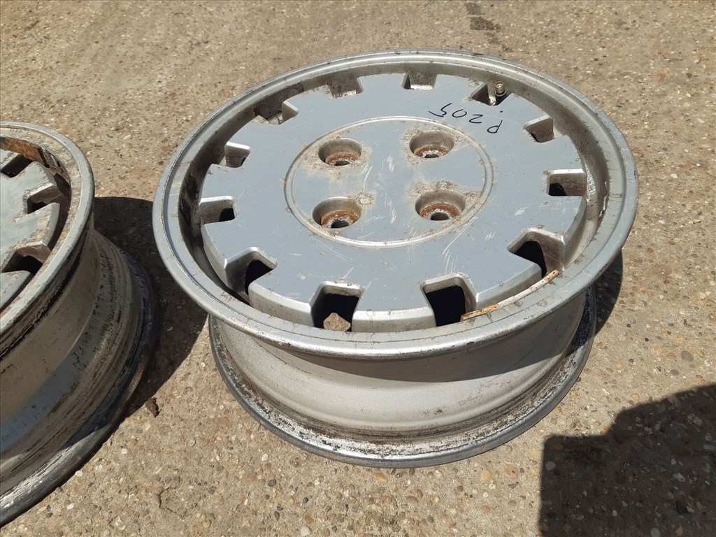 Peugeot 205 <p>Gyáriszám:<br>91 204 332 80</p><p>Felni méret: 13"</p><p>Felni szélesség: 5.0</p><p>Furatszám: 4</p><p>Osztókör: 108.0</p><p>ET szám: ET28</p><p>Agy Átmérõ: 65.1</p><p>Állapot: Normál</p><p>Érdeklõdéskor hivatkozzon erre: KIN-40152</p><p>Bármire van szüksége hívjon bizalommal!<br>Kizárólag munkaidõben hétfõtõl - péntekig 8-12 13-16 óráig!<br>Alkatrészek széles választékban!<br>Hivatalos Regisztrált Autobontó Kecel!<br>Vásároljon Megbízható Helyrõl Beszerelési Garanciával Profiktól!</p> 45000 4. kép