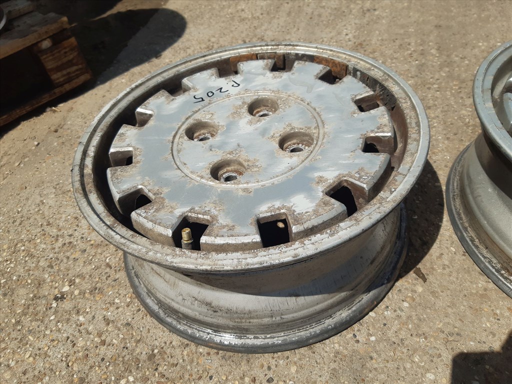 Peugeot 205 <p>Gyáriszám:<br>91 204 332 80</p><p>Felni méret: 13"</p><p>Felni szélesség: 5.0</p><p>Furatszám: 4</p><p>Osztókör: 108.0</p><p>ET szám: ET28</p><p>Agy Átmérõ: 65.1</p><p>Állapot: Normál</p><p>Érdeklõdéskor hivatkozzon erre: KIN-40152</p><p>Bármire van szüksége hívjon bizalommal!<br>Kizárólag munkaidõben hétfõtõl - péntekig 8-12 13-16 óráig!<br>Alkatrészek széles választékban!<br>Hivatalos Regisztrált Autobontó Kecel!<br>Vásároljon Megbízható Helyrõl Beszerelési Garanciával Profiktól!</p> 45000 5. kép