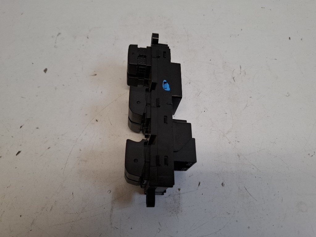 Suzuki SX4 S-Cross bal elsõ ablakemelõ kapcsoló 2. kép