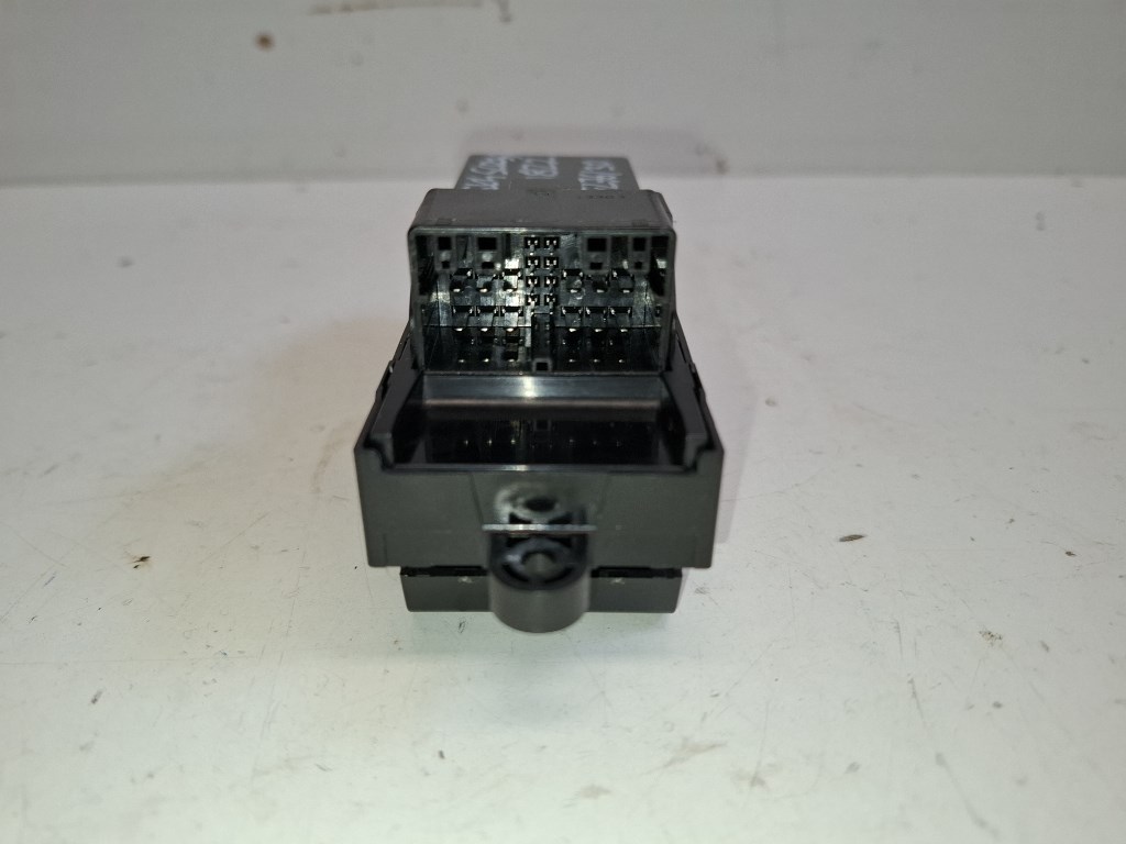 Suzuki SX4 S-Cross bal elsõ ablakemelõ kapcsoló 4. kép